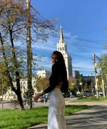 Я знаю, как доставить удовольствие и исполнить твои самые сокровенные фантазии. В моем арсенале множество возможностей для наслаждения: классический секс, оральные ласки, эротический массаж и многое другое. Я гарантирую тебе незабываемое время, наполненное страстью и удовольствием. Взгляни на мои фото и увидишь, как я обладаю прекрасной фигурой и соблазнительной внешностью. Мои клиенты всегда остаются довольными и хотят вернуться ко мне снова и снова. Я живу в Москве, чтобы быть рядом с тобой и подарить тебе незабываемые моменты. Доверься мне и позволь мне рассказать тебе, что такое настоящий праздник страсти и наслаждения. 🔥💋💫 Юля